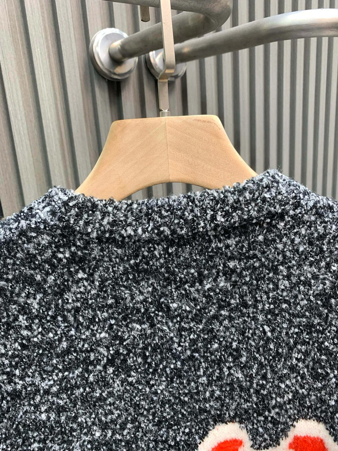 🅿️350 🀄️ Louis Vuitton 1v 25FW mirrored logo intarsia sweater (grey) originally purchased for 10,900, new color in 23 years, custom-woven and dyed sheep wool 55%, yak hair 21%, nylon 20%, spandex 4% wool loop yarn, brown loop yarn with gray color, high ductility and good elasticity It is different from the non-elastic version on the market. The special washing process is very soft and skin-friendly. Positive 3-needle knitting process. The thickness of each stitch of the intarsia at the clothing logo is consistent with ZP. The back logo is a mirror intarsia. The upper body is skin-friendly and versatile. Wear it in front of others. A powerful autumn and winter item.